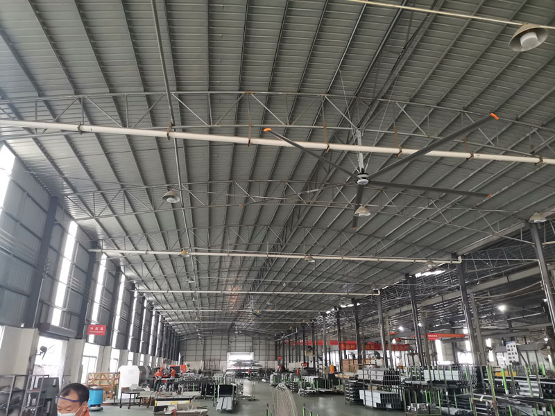 工廠車間安裝大型工業大風扇,環保節能工業排氣扇